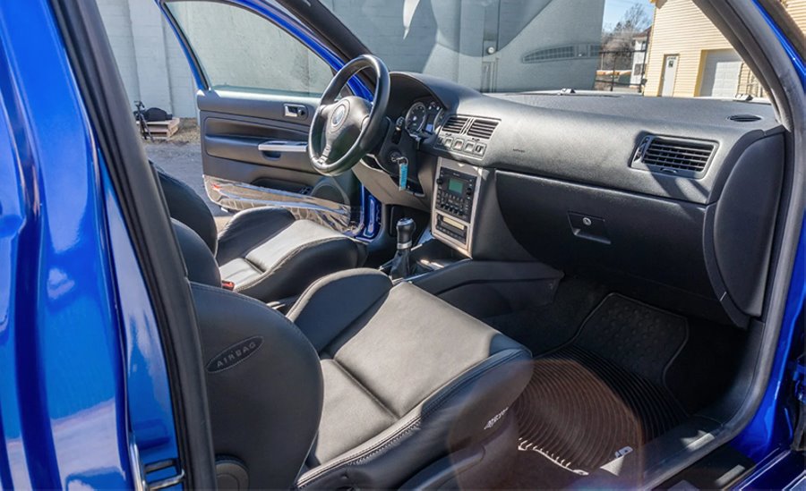 Думаете, новые автомобили стоят дорого? Этот старый VW Golf 2004 года продали за баснословные деньги