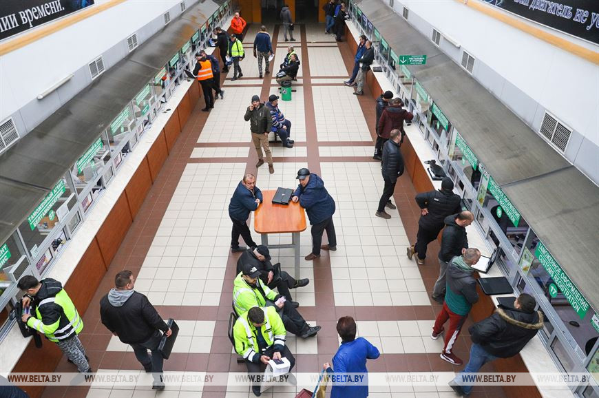 «Десять лет работаю дальнобойщиком, но такого не помню». Что говорят водители о ситуации на границе