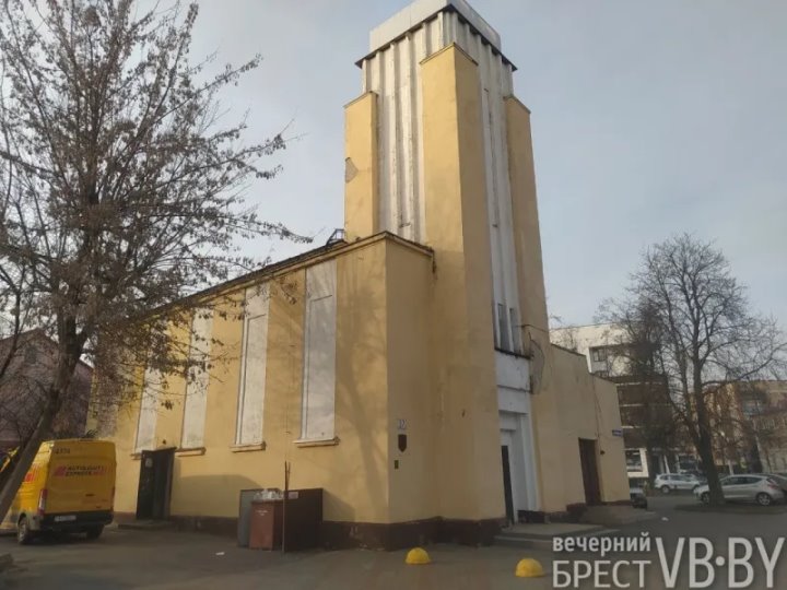 Кирху – под офисы? Что будет дальше с двумя историческими зданиями в центре Бреста?