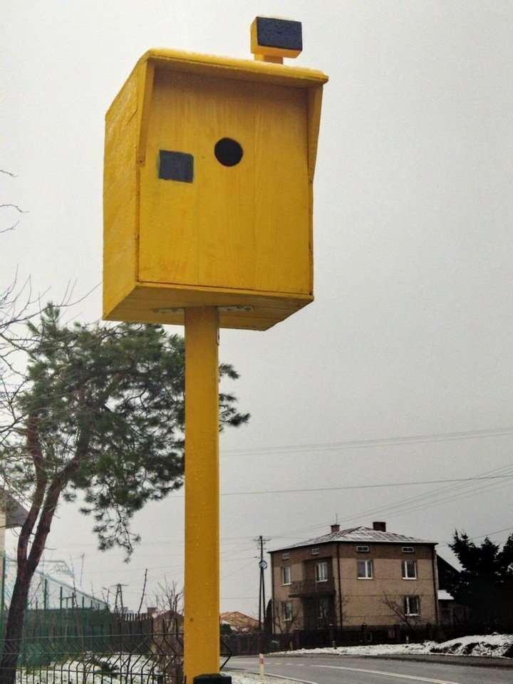 Поляк поставил скворечник, похожий на камеру скорости. Водители вынуждены тормозить перед этим «арт-объектом»