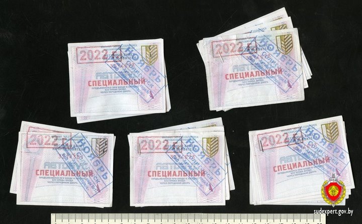 Белорус печатал на принтере проездные на автобус и продавал их