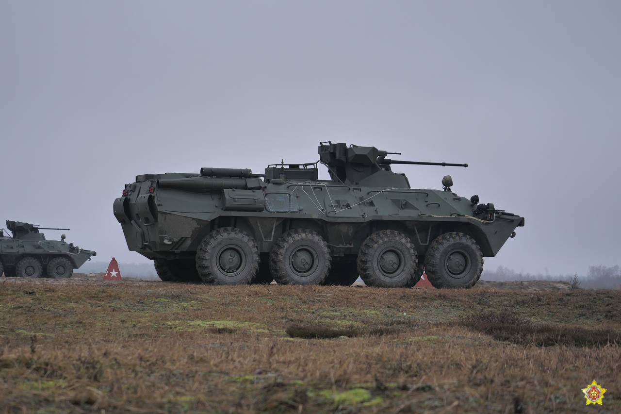 На полигоне Брестский военнослужащие десантно-штурмового батальона проводят проверку боя вооружения БТР-82А