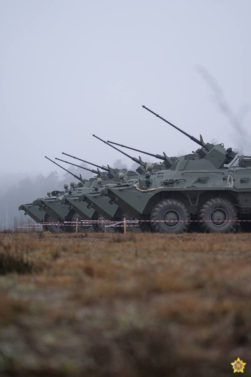 На полигоне Брестский военнослужащие десантно-штурмового батальона проводят проверку боя вооружения БТР-82А