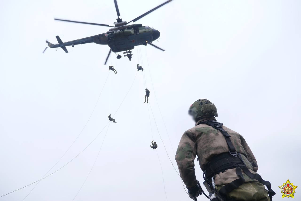 Элементы беспарашютного десантирования отработали на полигоне под Брестом