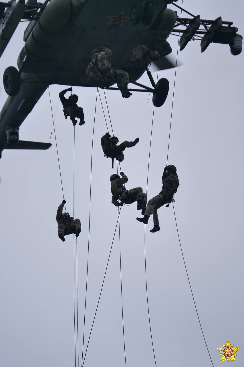Элементы беспарашютного десантирования отработали на полигоне под Брестом