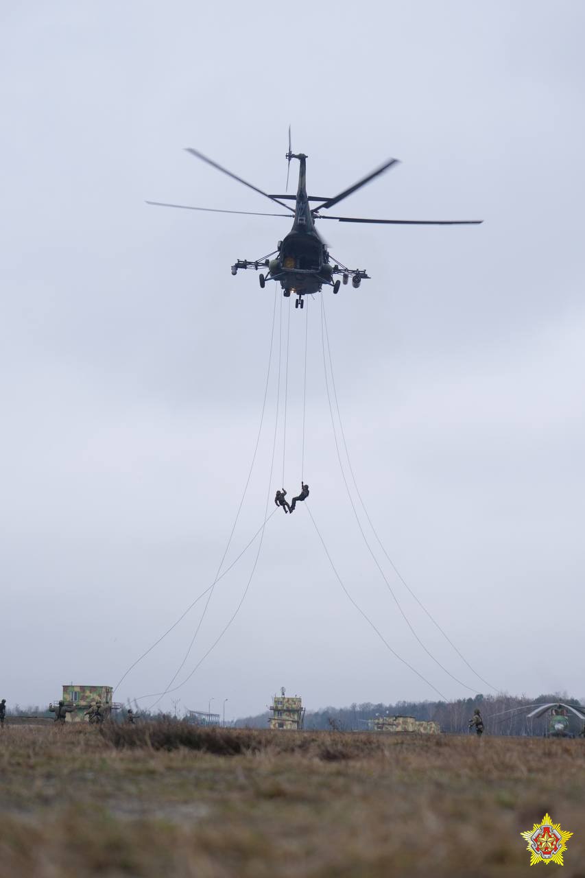 Элементы беспарашютного десантирования отработали на полигоне под Брестом