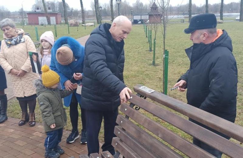 В Бресте в В Городском саду появилась 46-я именная скамейка. В честь кого?