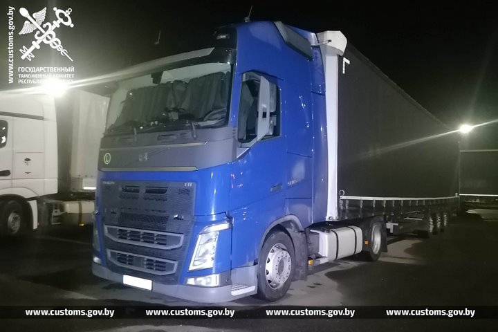 Автопоезд по заниженной в 2,5 раза стоимости пытались ввезти из Польши