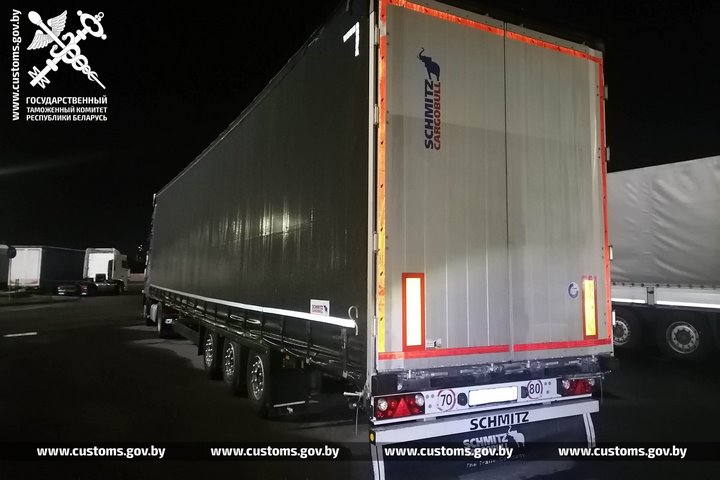 Автопоезд по заниженной в 2,5 раза стоимости пытались ввезти из Польши