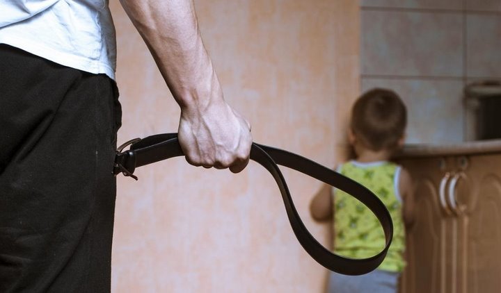 В Беларуси родители довольно жестоко воспитывали своих приемных детей. Какое наказание они за это получили