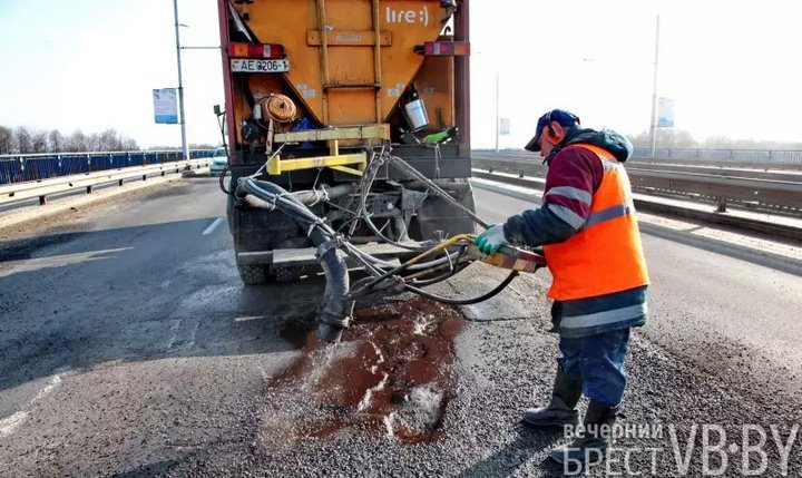 Брестские водители жалуются на ямы, дачники – на подтопления, а пешеходы в частных секторах – на «разбитые» «гравийки». Узнали в Брестском ДЭП, когда беды горожан закончатс