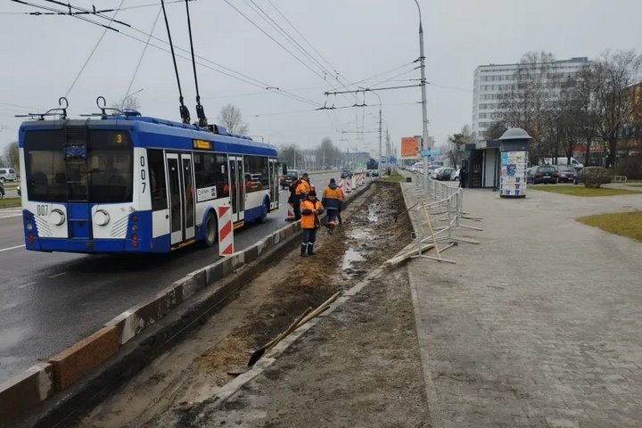 Брестские водители жалуются на ямы, дачники – на подтопления, а пешеходы в частных секторах – на «разбитые» «гравийки». Узнали в Брестском ДЭП, когда беды горожан закончатс
