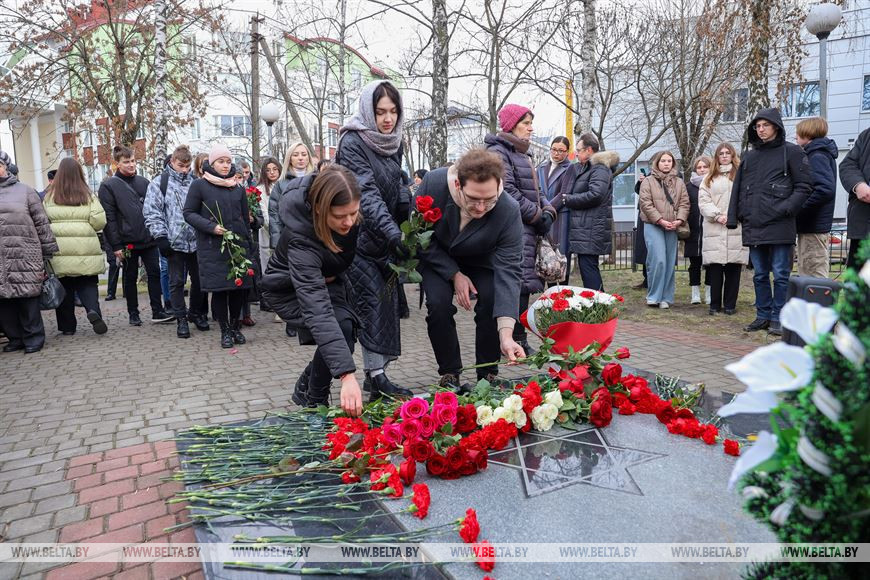 Это не только история евреев. Память жертв холокоста почтили в Бресте