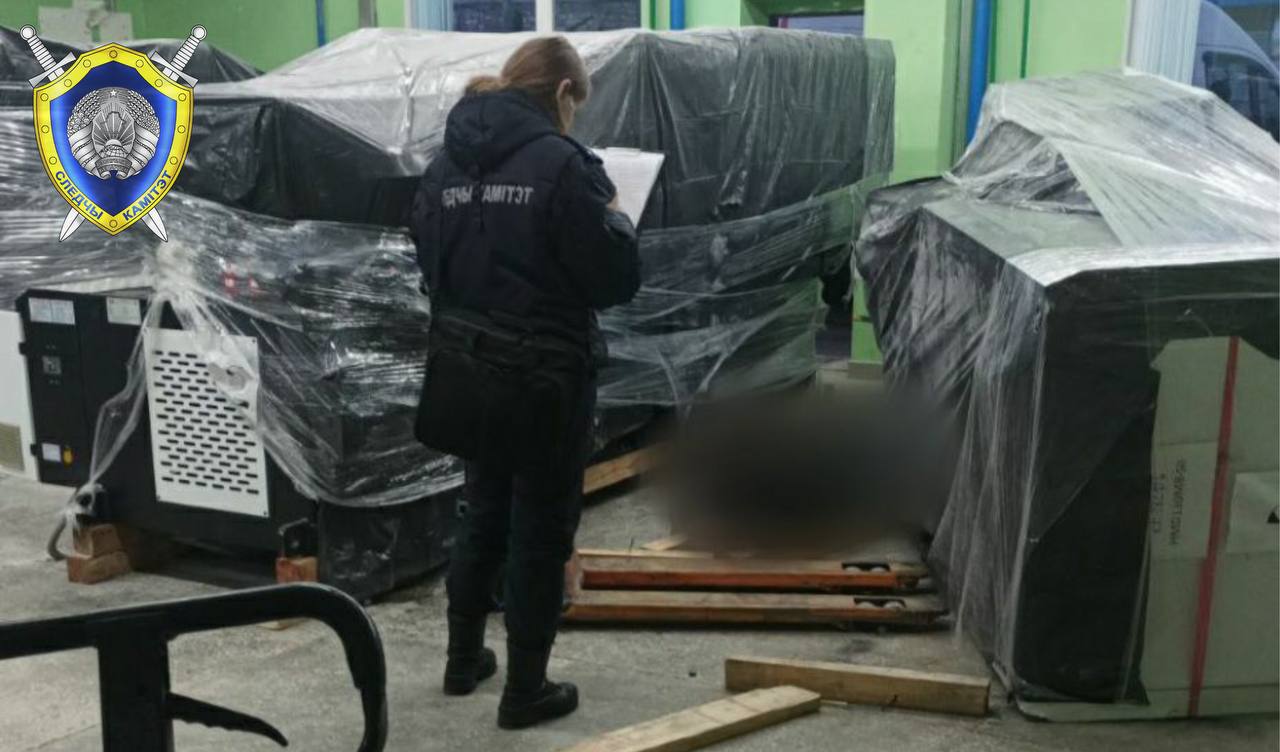 Мужчину на работе придавило станком. Он погиб, его коллега с переломами в больнице 