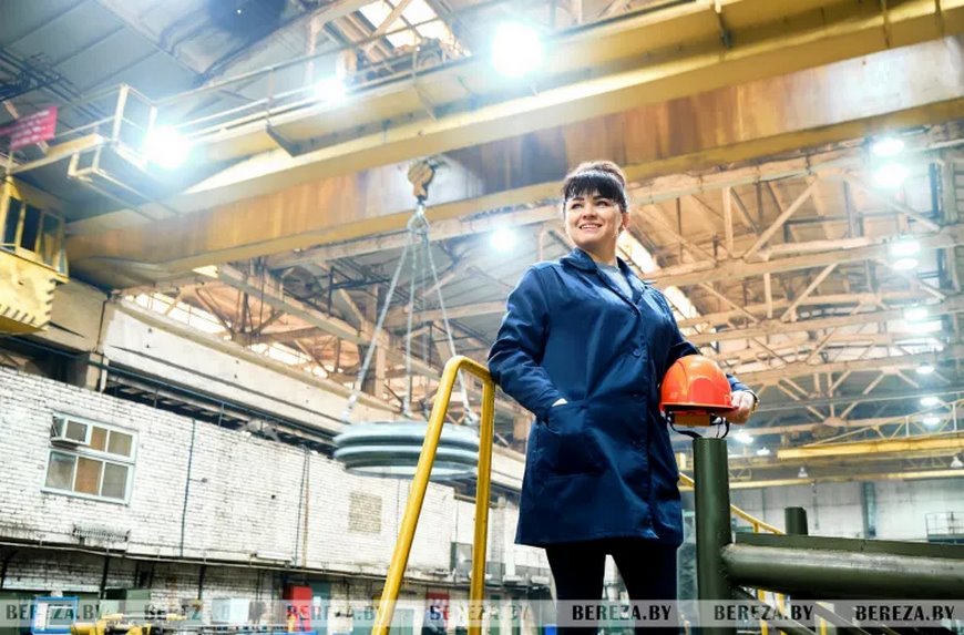 Выше стереотипов: как женщина из Брестской области 17 лет управляет кранами