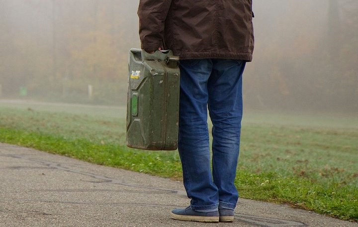 Водитель предприятия присвоил более 2 тысяч литров топлива. Его осудили