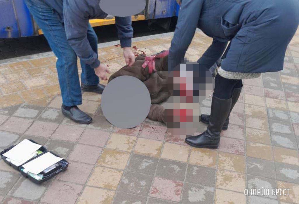 Водитель троллейбуса совершил наезд на пешехода, который упал на остановке в Бресте