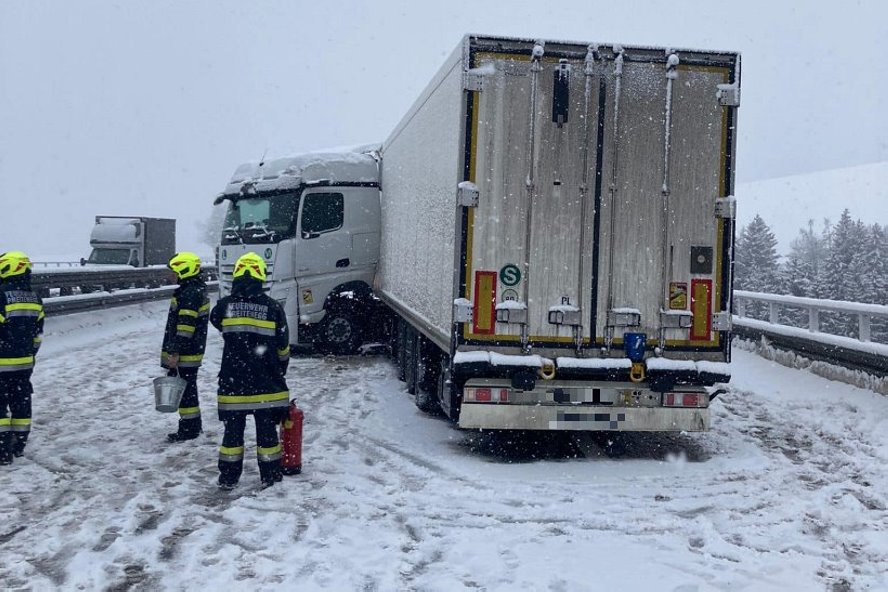 В Австрии из бака фуры белоруса после ДТП вылилось много топлива