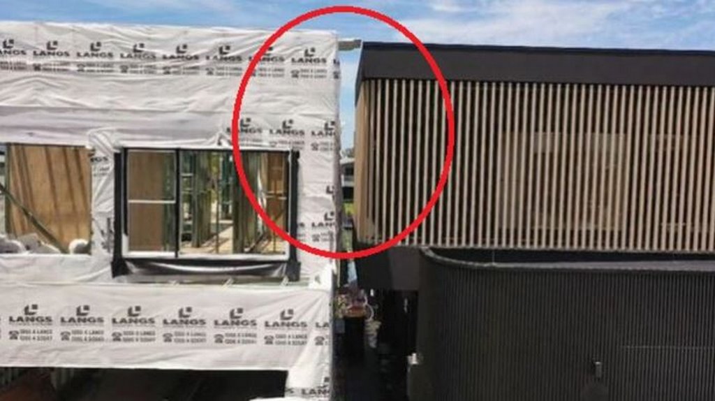 Две семьи построили дома в 40 сантиметрах друг от друга