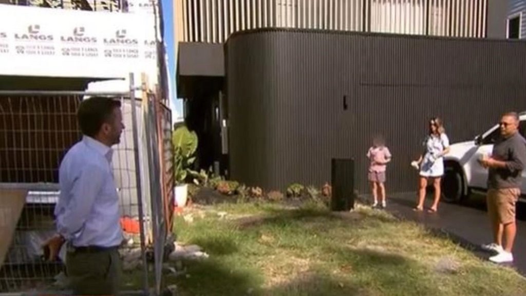 Две семьи построили дома в 40 сантиметрах друг от друга