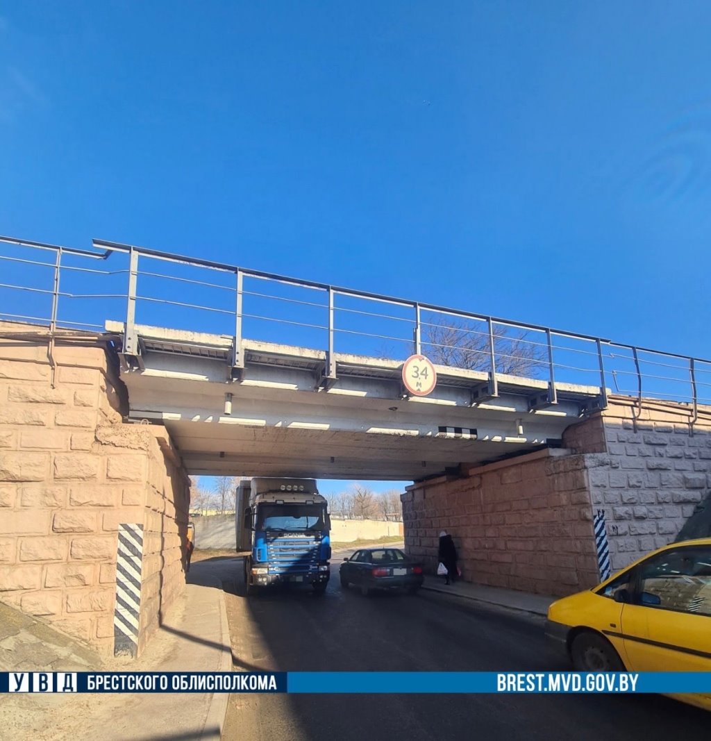 В Бресте фура не проехала под путепроводом. Подробности