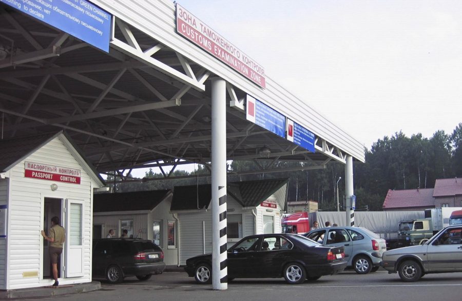 Муж и жена, подрабатывая «вешалками», получили по уголовному делу