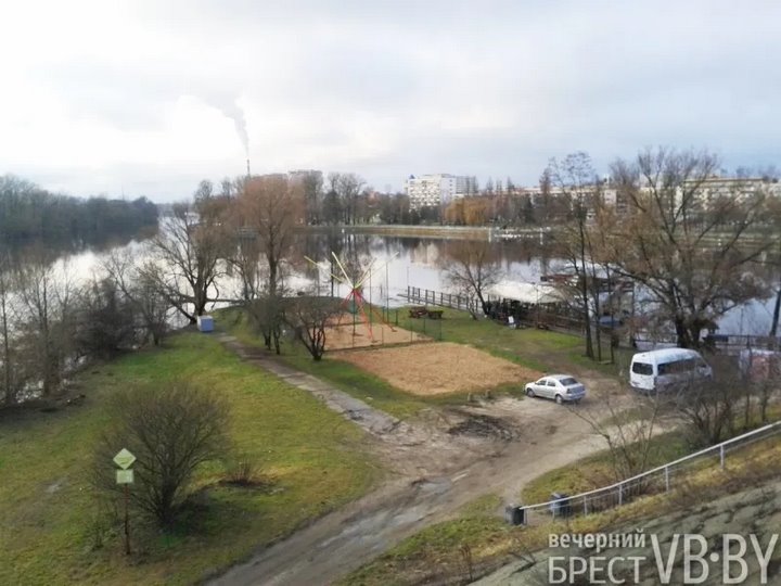 Кто должен следить за порядком в популярной рекреационной зоне у моста на бульваре Шевченко в Бресте?