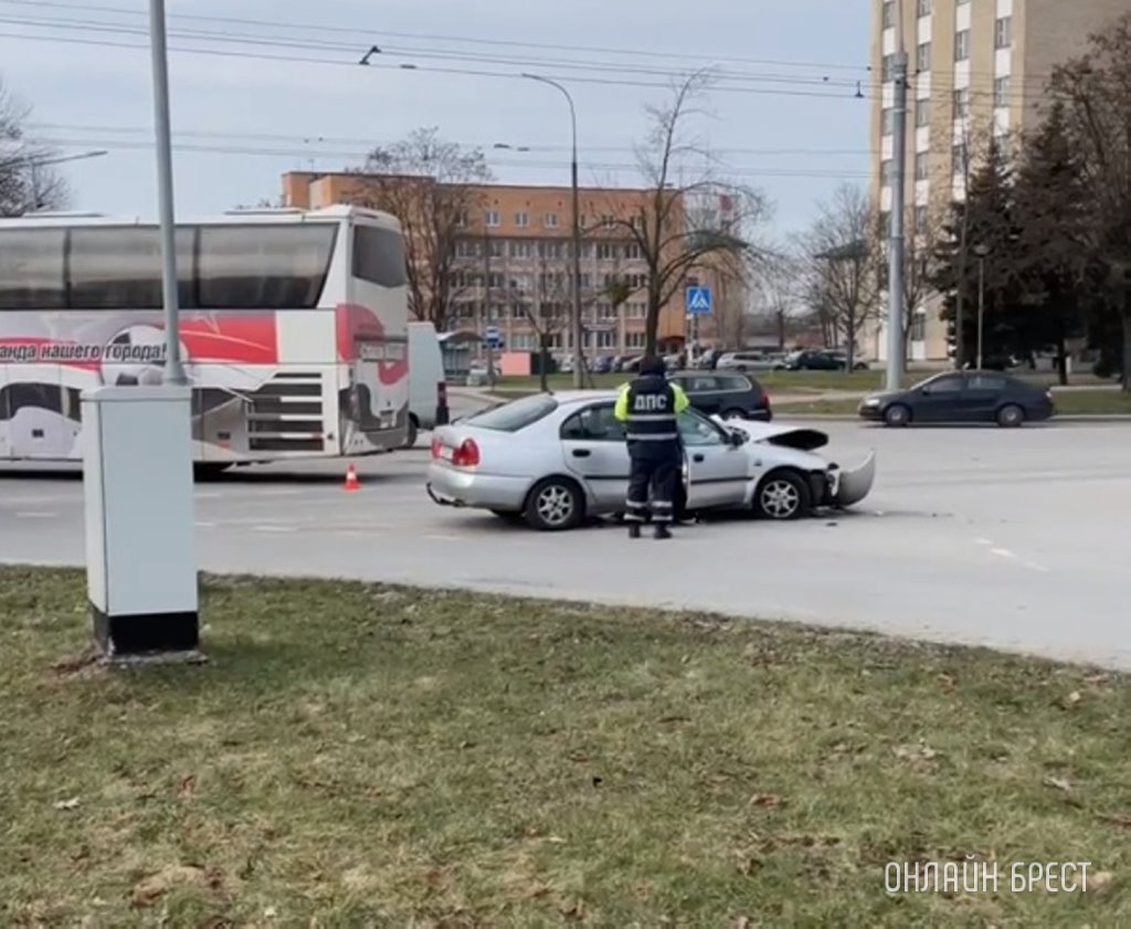 Пьяный водитель легковушки врезался в автобус с пассажирами в Бресте