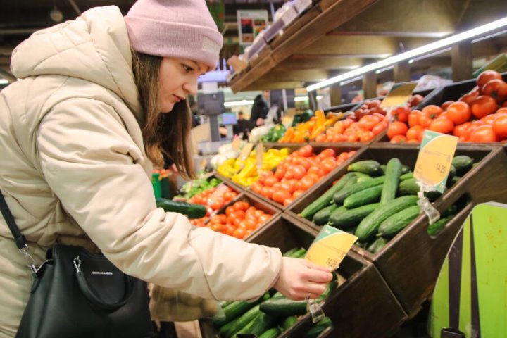 «Сами в шоке!» Почему цены на огурцы этой зимой пугают даже продавцов минских магазинов