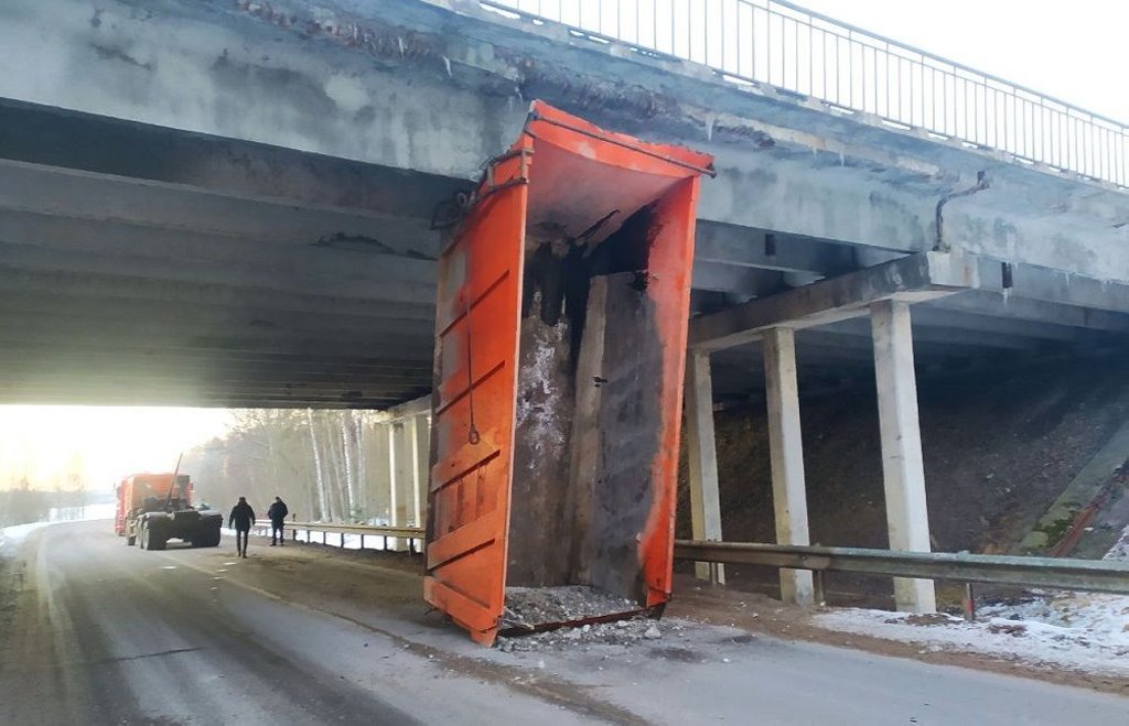 Самосвал зацепился кузовом за путепровод трассы М1, двое пострадавших