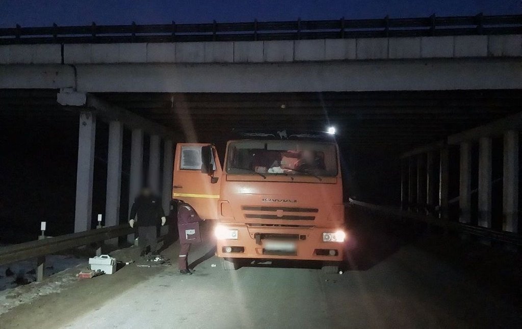 Самосвал зацепился кузовом за путепровод трассы М1, двое пострадавших