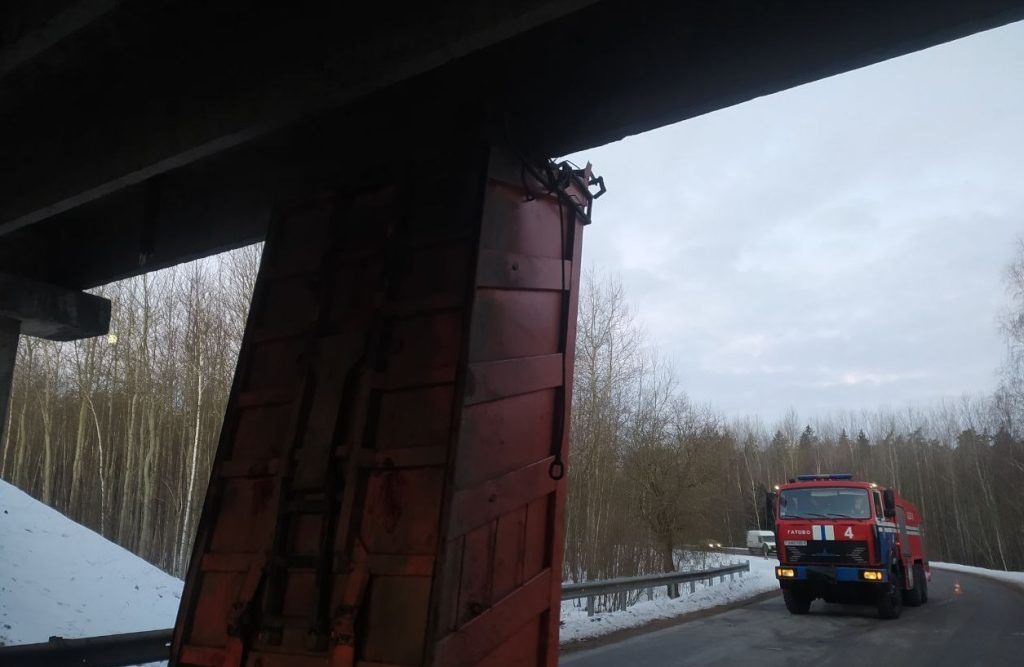 Самосвал зацепился кузовом за путепровод трассы М1, двое пострадавших