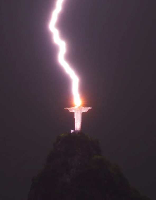 В голову статуи Христа в Рио-де-Жанейро ударила молния