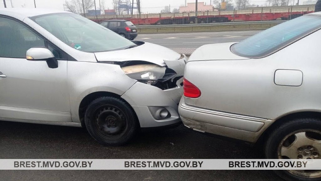 В Бресте мужчина попал под колеса автомобиля