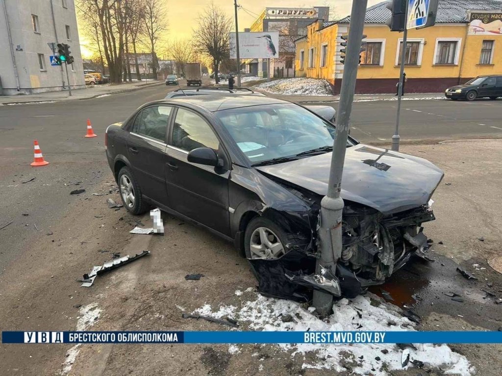Две легковушки столкнулись на оживленном перекрестке в Барановичах, одна из них влетела в светофорную колонку