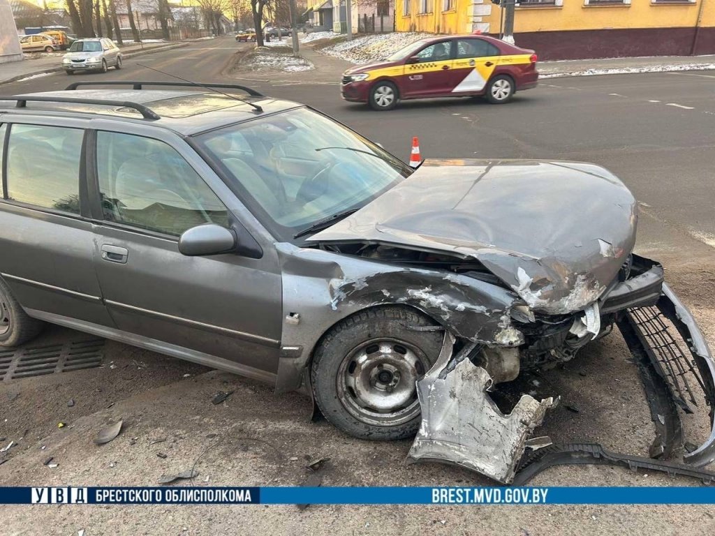 Две легковушки столкнулись на оживленном перекрестке в Барановичах, одна из них влетела в светофорную колонку