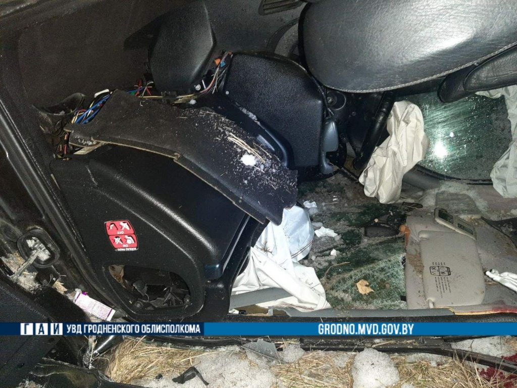 Подростки взяли машину прокатиться. Посмотрите, что осталось от Peugeot