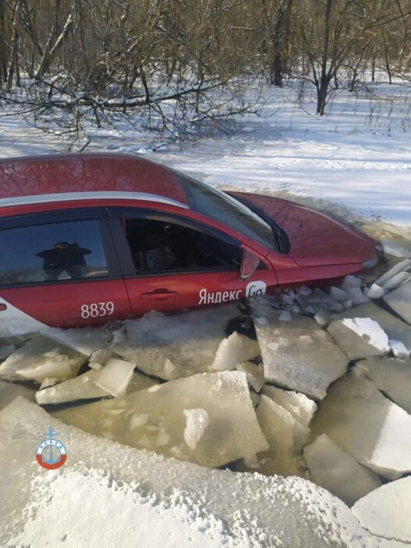 В Гомеле машина такси с пассажиром провалилась под лед. Видео