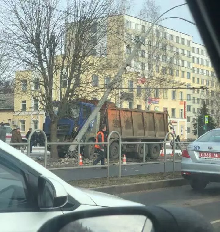 В Могилеве грузовик «снес» такси и врезался в столб