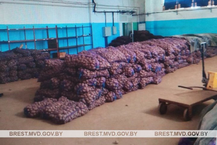 Мужчина «покупал» у жителей Ляховичей картошку, при этом не платил за нее