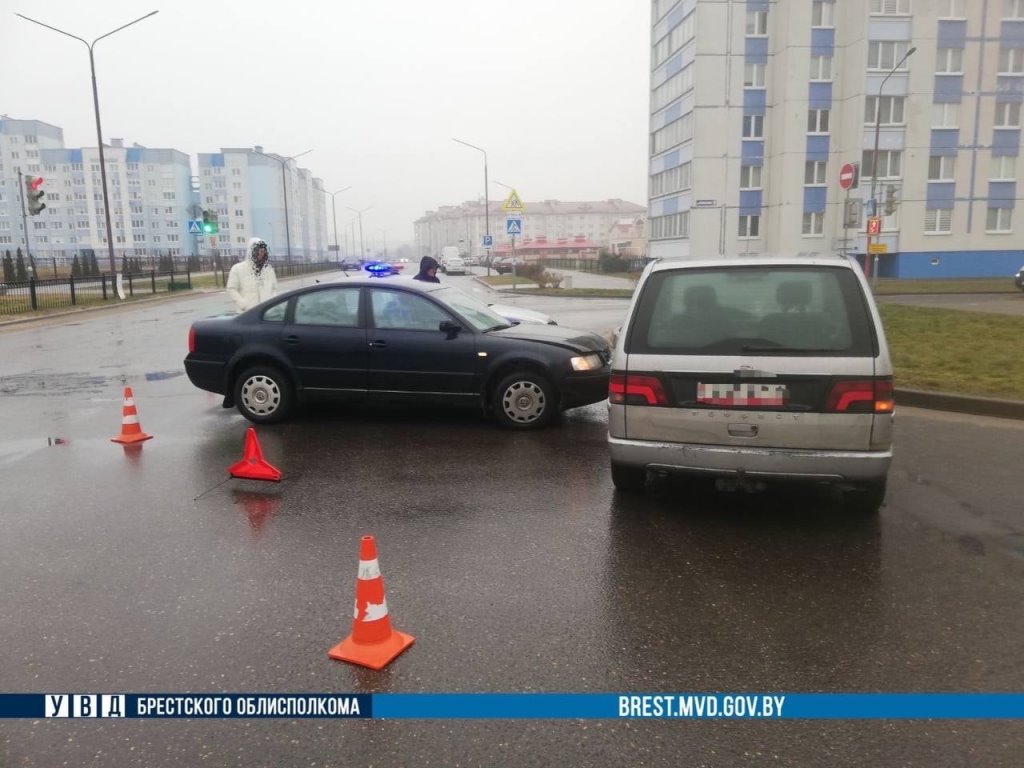 Volkswagen и Peugeot столкнулись в Бресте. Вот как это произошло