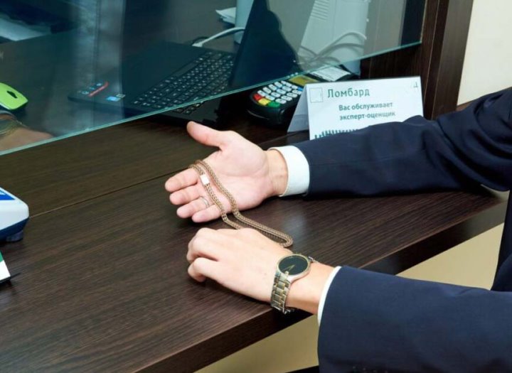 Мужчина сдал под видом золота бижутерию в ломбард. Случай в Брестской области