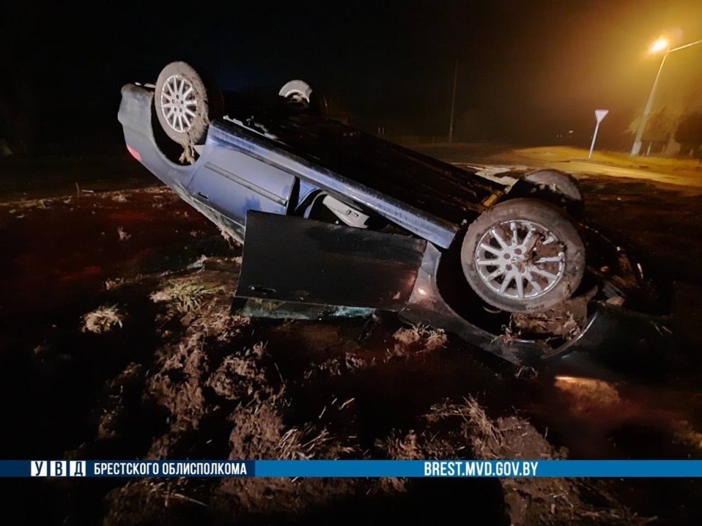 В Березовском районе перевернулась машина