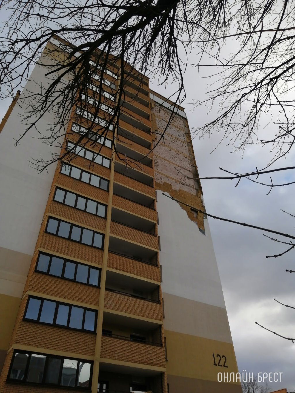 Ветер бушует в Бресте... На Кирова с высотки сорвано утепление
