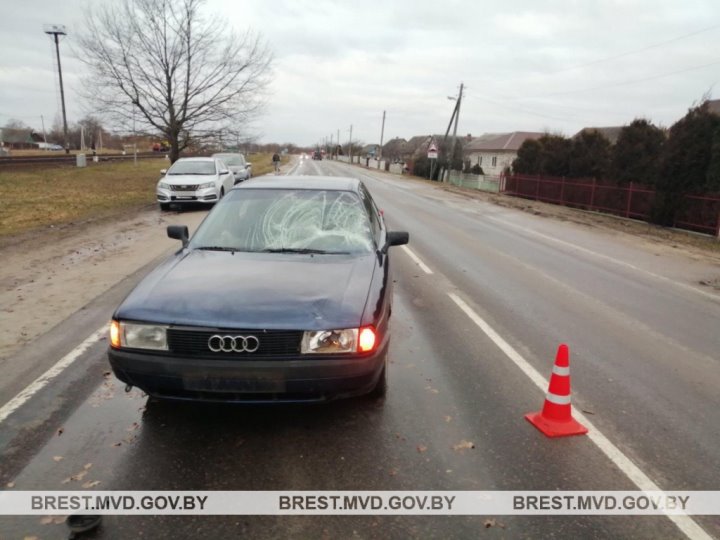 В Кобрине пешеход решил перейти дорогу в неположенном месте. Чем это закончилось