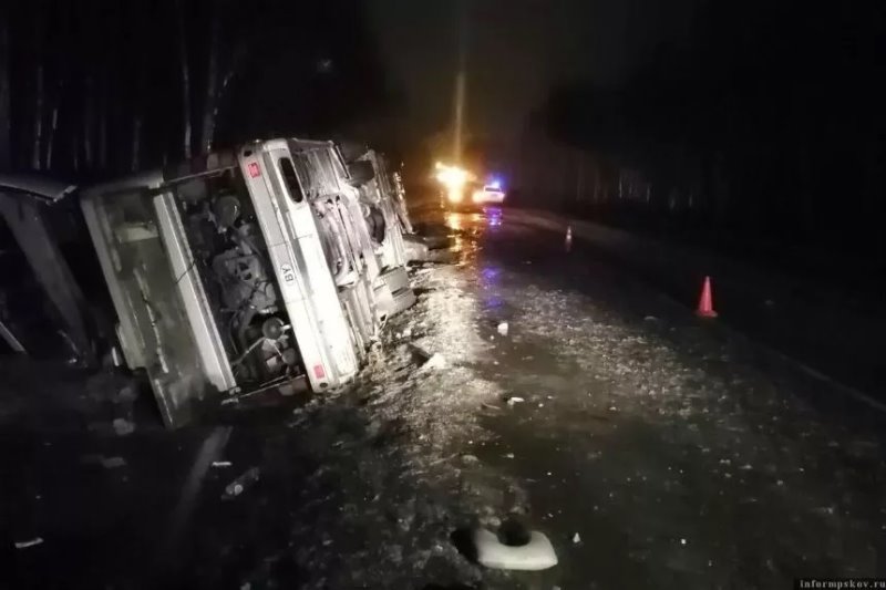 Автобус с 50 пассажирами из Беларуси опрокинулся под Псковом. Водителю вынесли приговор