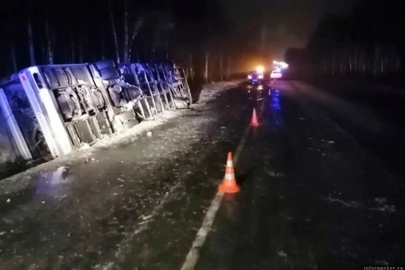 Автобус с 50 пассажирами из Беларуси опрокинулся под Псковом. Водителю вынесли приговор