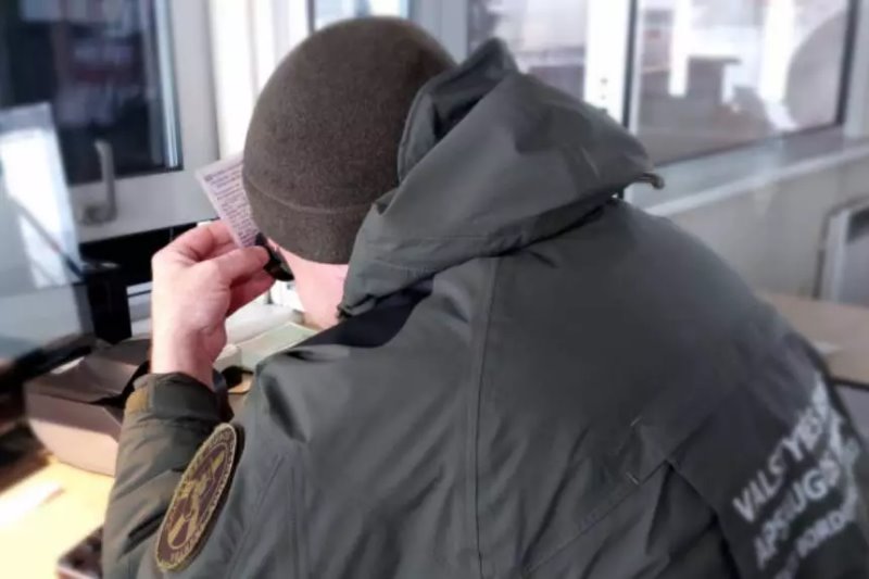 Белорус ехал в Литву пассажиром и показал пограничникам поддельные «права». Дальнобойщиком ему теперь не работать