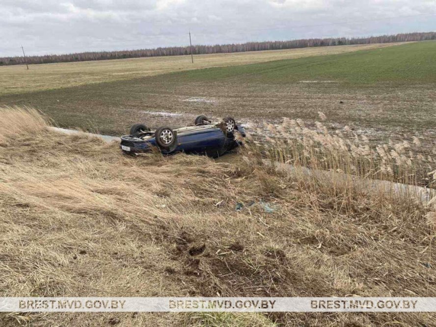 В Дрогичинском районе автомобиль оказался на крыше. Как это случилось?