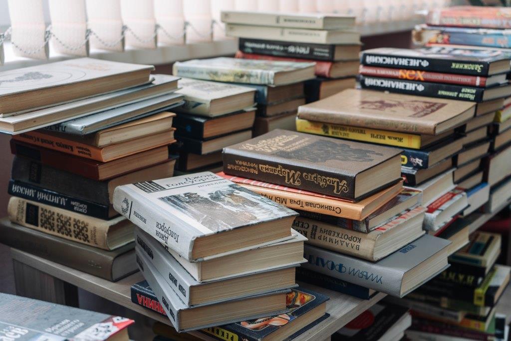 Романы, детективы, энциклопедии: брестчане подарили областной библиотеке 1,2 тыс. книг